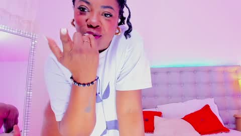 Snapshot of apotheosicass chatting on 02.02.25 KARLA  online show from 02.02.25