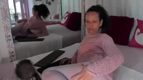 Nadia Cyel online show from 01.08.26