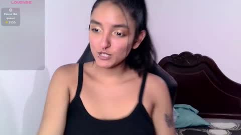 Snapshot of ari_20_ chatting on 09.29.25 Bella online show from 09.29.25
