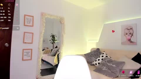 Snapshot of ari_es chatting on 01.31.25 Ari online show from 01.31.25