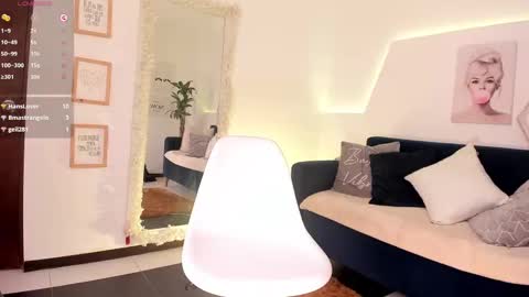 Snapshot of ari_es chatting on 02.05.25 Ari online show from 02.05.25