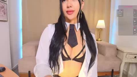 Snapshot of ari_es chatting on 10.07.25 Ari online show from 10.07.25