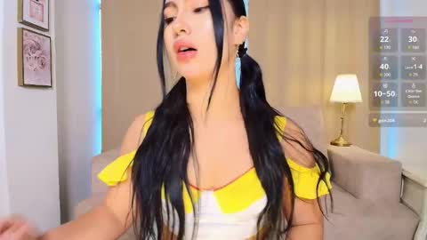 Snapshot of ari_es chatting on 10.08.25 Ari online show from 10.08.25