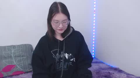 Snapshot of ari_james chatting on 11.15.25 Ahri James online show from 11.15.25