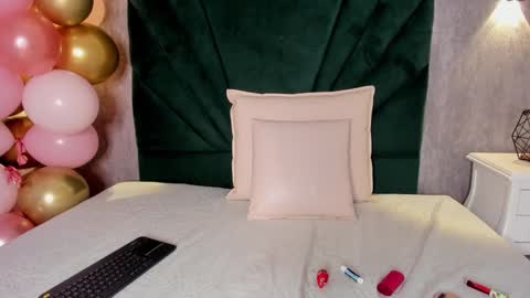 Snapshot of ariana_ceballos chatting on 12.31.24 ARIANA online show from 12.31.24