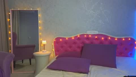 Snapshot of ariana_petite chatting on 12.13.24 Ariana online show from 12.13.24