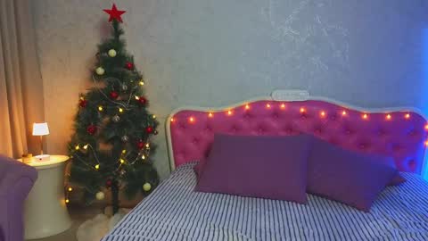 Snapshot of ariana_petite chatting on 12.18.24 Ariana online show from 12.18.24