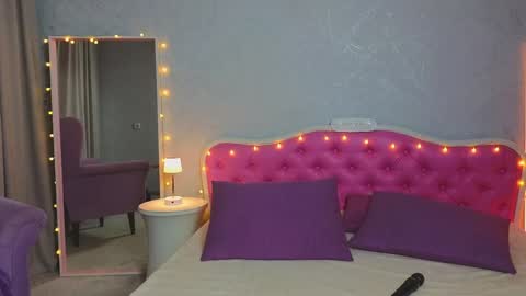 Snapshot of ariana_petite chatting on 01.10.25 Ariana online show from 01.10.25