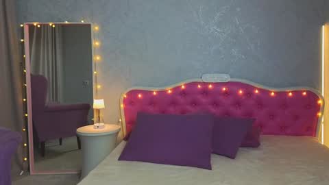 Snapshot of ariana_petite chatting on 01.13.25 Ariana online show from 01.13.25