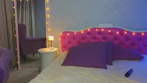 Snapshot of ariana_petite chatting on 02.10.25 Ariana online show from 02.10.25