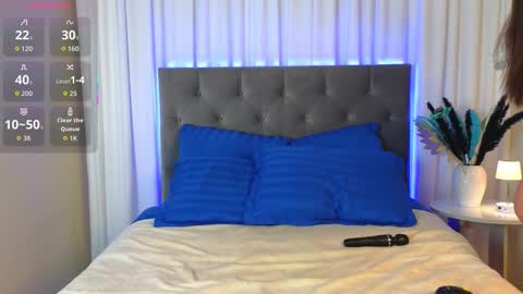 Snapshot of ariana_petite chatting on 09.11.25 Ariana online show from 09.11.25