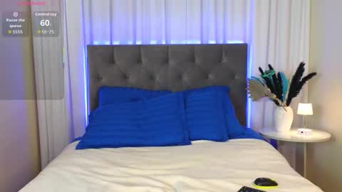 Snapshot of ariana_petite chatting on 09.17.25 Ariana online show from 09.17.25