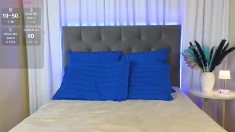 Snapshot of ariana_petite chatting on 10.01.25 Ariana online show from 10.01.25