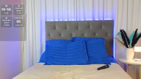 Snapshot of ariana_petite chatting on 11.11.25 Ariana online show from 11.11.25