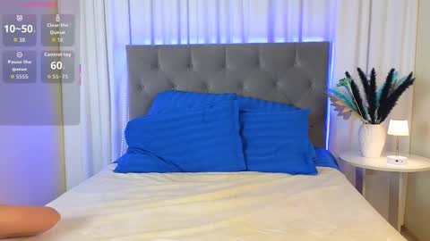 Snapshot of ariana_petite chatting on 11.18.25 Ariana online show from 11.18.25