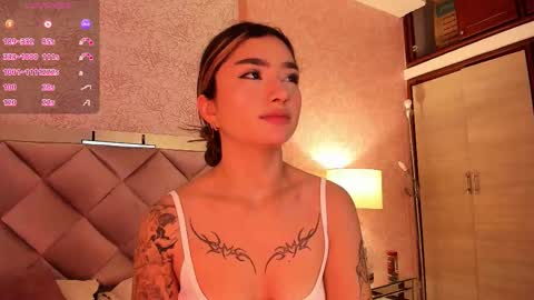 Snapshot of ariana_villada chatting on 12.22.25 Ari online show from 12.22.25