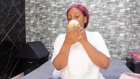 Snapshot of arianaablack chatting on 10.23.25 Ariana online show from 10.23.25