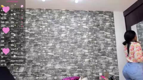 Snapshot of arianaablack chatting on 10.28.25 Ariana online show from 10.28.25