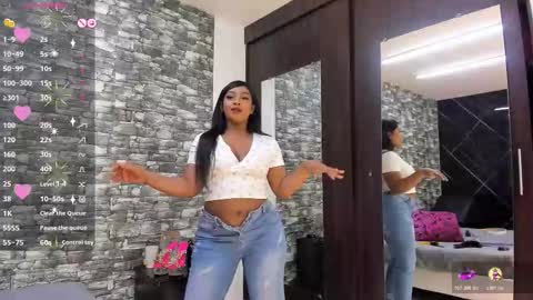 Snapshot of arianaablack chatting on 10.30.25 Ariana online show from 10.30.25