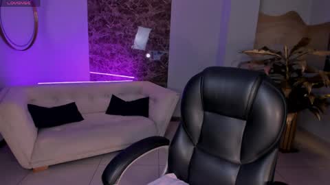 Snapshot of ariananova chatting on 04.09.26 Your Girl online show from 04.09.26