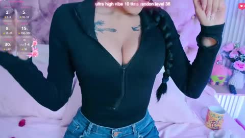 Snapshot of arianawest_ chatting on 05.13.26 arianawest_ online show from 05.13.26