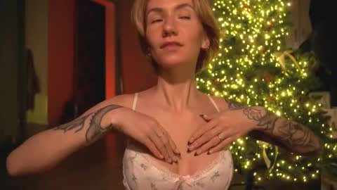 Snapshot of arianna_richi chatting on 12.21.24 Olivka online show from 12.21.24