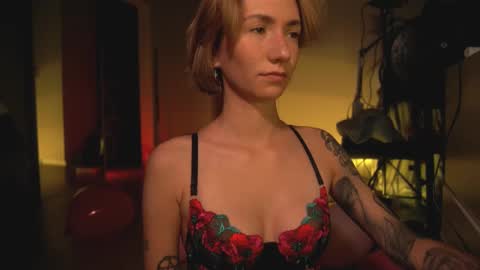 Snapshot of arianna_richi chatting on 02.14.25 Olivka online show from 02.14.25