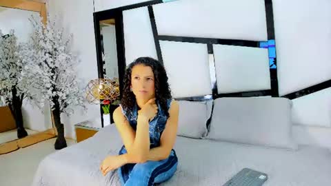 ariannarussell1 online show from 07.23.26