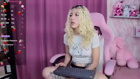 Snapshot of aribunnie chatting on 11.07.25 Ari Bunnie online show from 11.07.25