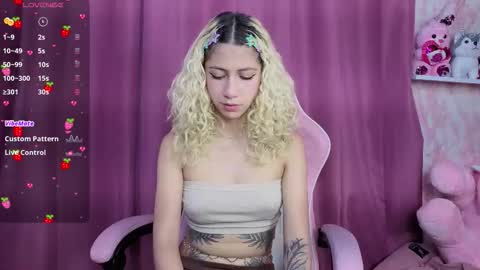 Snapshot of aribunnie chatting on 11.08.25 Ari Bunnie online show from 11.08.25