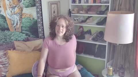 Snapshot of arielabai chatting on 10.31.25 Arielle Ari online show from 10.31.25