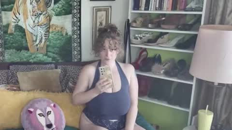 Snapshot of arielabai chatting on 11.07.25 Arielle Ari online show from 11.07.25