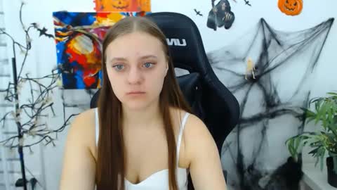 Snapshot of arinabelle chatting on 10.24.25 arinabelle online show from 10.24.25