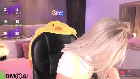 Snapshot of arinextdoor chatting on 10.06.25 Ari online show from 10.06.25