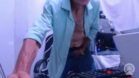 Snapshot of armaduradeacero chatting on 10.21.25 armaduradeacero online show from 10.21.25