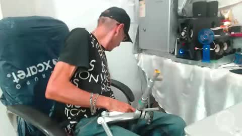 Snapshot of armaduradeacero chatting on 10.26.25 armaduradeacero online show from 10.26.25