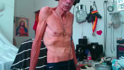 Snapshot of armaduradeacero chatting on 11.17.25 armaduradeacero online show from 11.17.25