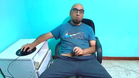 Snapshot of arnelux72 chatting on 09.28.25 arnelux72 online show from 09.28.25