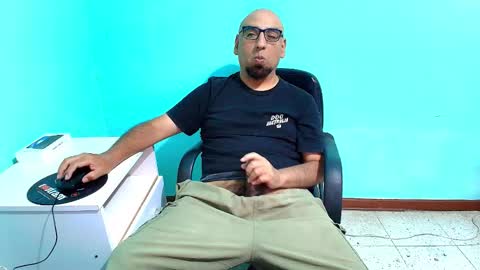 Snapshot of arnelux72 chatting on 11.13.25 arnelux72 online show from 11.13.25