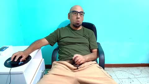 Snapshot of arnelux72 chatting on 11.17.25 arnelux72 online show from 11.17.25