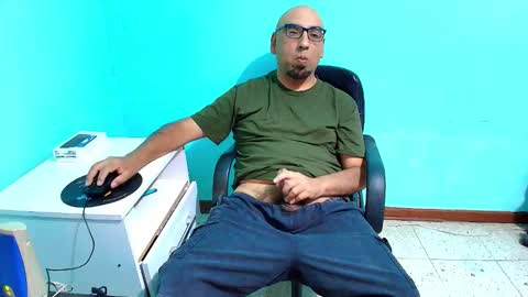 Snapshot of arnelux72 chatting on 11.25.25 arnelux72 online show from 11.25.25