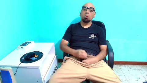 Snapshot of arnelux72 chatting on 12.02.25 arnelux72 online show from 12.02.25