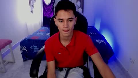 Snapshot of aron_boyy chatting on 10.01.25 Aaron online show from 10.01.25