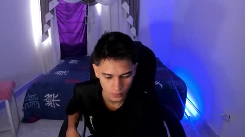 Snapshot of aron_boyy chatting on 10.10.25 Aaron online show from 10.10.25