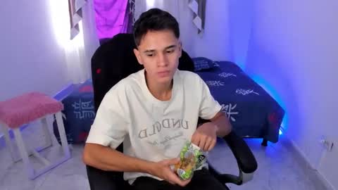 Snapshot of aron_boyy chatting on 10.11.25 Aaron online show from 10.11.25