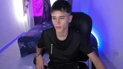 Snapshot of aron_boyy chatting on 10.25.25 Aaron online show from 10.25.25