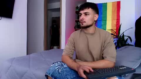 Snapshot of aron_santoro1 chatting on 06.11.26 Aron Santoro online show from 06.11.26