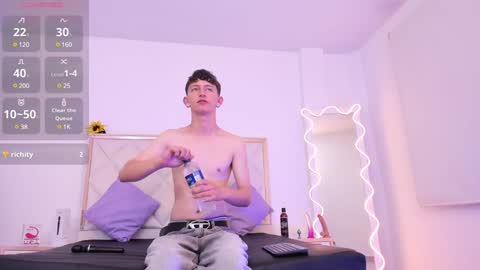 Snapshot of aron_tay chatting on 01.03.25 your aron online show from 01.03.25