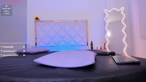 Snapshot of aron_tay chatting on 01.10.25 your aron online show from 01.10.25