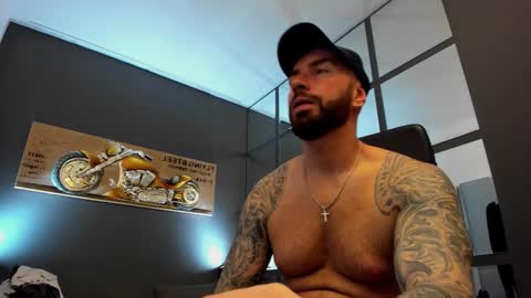 Snapshot of arongrant chatting on 12.11.24 AronGrant online show from 12.11.24